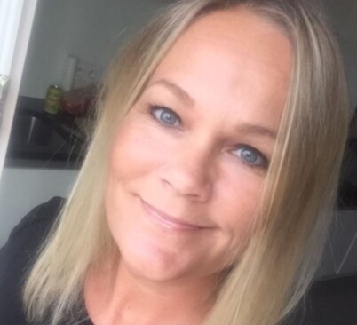 ERFAREN HJEMMEJORDMOR: Kristina Jacobsen har jobbet som hjemmejordmor siden 2008 og sier at cirka hver femte kvinne hun hjelper er førstegangsfødende. Foto: Privat ERFAREN HJEMMEJORDMOR: Kristina Jacobsen har jobbet som hjemmejordmor siden 2008 og sier at cirka hver femte kvinne hun hjelper er førstegangsfødende. Foto: Privat